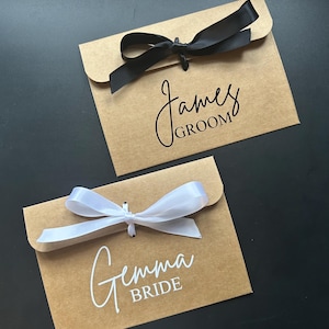 Gepersonaliseerde trouwnaam en rol kraft bruine geschenkenvelop met lint | Voor geld/tegoedbonfoto's | Geliefden Veel kleuren beschikbaar |