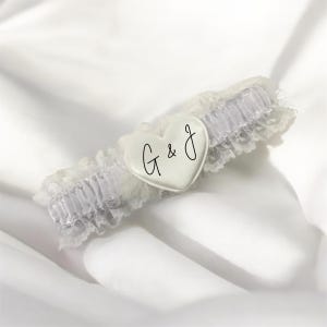 Weißes Hochzeits-Strumpfband | Personalisiert mit Initialen oder Namen | Herz | Satin & Spitze Mischung | Ehe | Braut Geschenk Andenken
