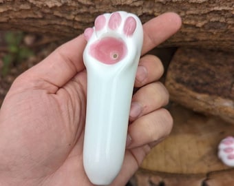ピンクの豆のガラスパイプを持つ猫の足ニャー