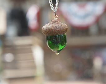 Przezroczysty zielony szklany wisiorek w kształcie żołędzia