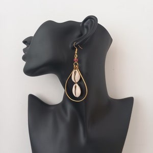 Pendientes de cauri y latón