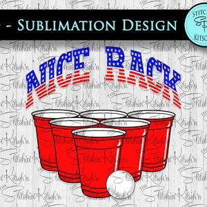 Puede incluir: Vasos de plástico rojos dispuestos en forma de pirámide con una pelota de ping-pong blanca en frente. El texto "NICE RACK" está escrito en un diseño de bandera estadounidense rojo, blanco y azul.