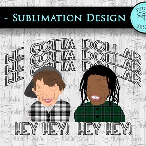 Puede incluir: Diseño de sublimación con dos personajes de dibujos animados y las frases "We Gotta Dollar" y "Hey Hey!" en negrita. Una figura lleva una camisa a cuadros y una gorra, la otra una camisa a cuadros verde.