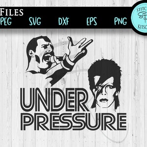 以下が含まれることがあります： フレディ・マーキュリーとデビッド・ボウイの白黒シルエットで、「UNDER PRESSURE」というテキストが太字で縁取られた文字で書かれています。