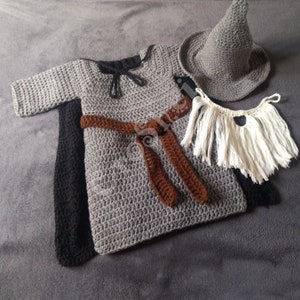 Disfraz de bebé tejido a crochet inspirado en Gandalf