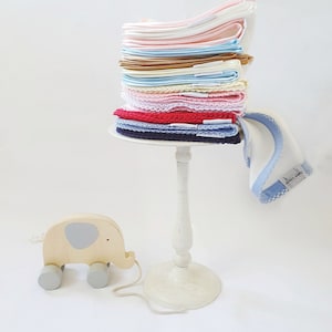 Paños para eructar encuadernados - Paños para vómitos - Paños para babas - Varios diseños - Satén de muselina, ribete de picot - Crema, dorado, blanco, rojo, azul, rosa, azul marino