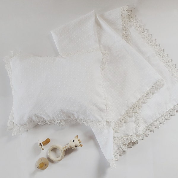Ensemble de voile floqué et d’oreiller en coton blanc pour berceau / landau de bébé - Fabriqué sur commande - Écharpe et taie d’oreiller pour bébé avec insert été personnalisé