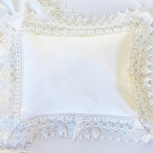Taie d'oreiller avec bordure en dentelle - faite sur commande - taie d'oreiller personnalisée de taille landau/berceau avec insert de coussin - plume florale
