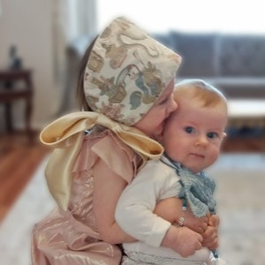 Liberty Bred Hårbandsmössa med satinrosett - Adelaide - specialdesignad