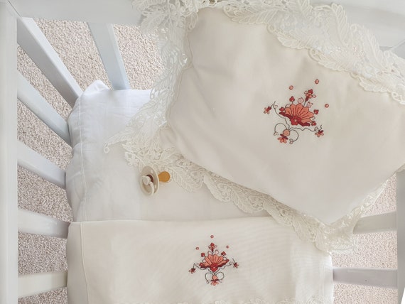 EN STOCK Ensemble de draps bébé crème brodés à la main avec garniture en  dentelle pour berceau et landaus Drap et ensemble doreiller avec insert  doreiller de taie doreiller incl 