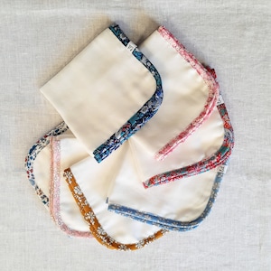 Paños para eructar Liberty Bound - Paños para vómitos - Paños para babas - Varios diseños - Muselina con ribete - Crema, dorado, blanco, rojo, azul, rosa y azul marino