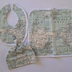 SOFORT LIEFERBAR Bio Stretch Baumwolle Baby Geschenk packen - Spucktuch, Musselin, Lätzchen & Beanie - Weltkarte