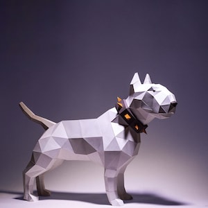 Puede incluir: Escultura geométrica de papel de un perro blanco, posiblemente un Bull Terrier, con un collar marrón con púas doradas. El perro tiene un diseño geométrico y una cola. El fondo es un degradado de morado y blanco.