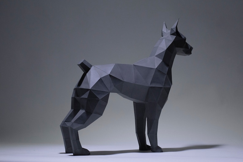 Doberman Papperspysselhund, Papperspysseldekor, Heminredning, Gåva, Papperspyssel 3D, låg poly, origami 3D, Papperspysselmall, PDF, Papperspyssel doberman bild 3