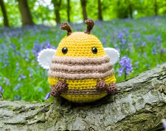 Amigurumi/Crochet Bee: Honeydew the Bee and Halloween outfits (Page PDF)