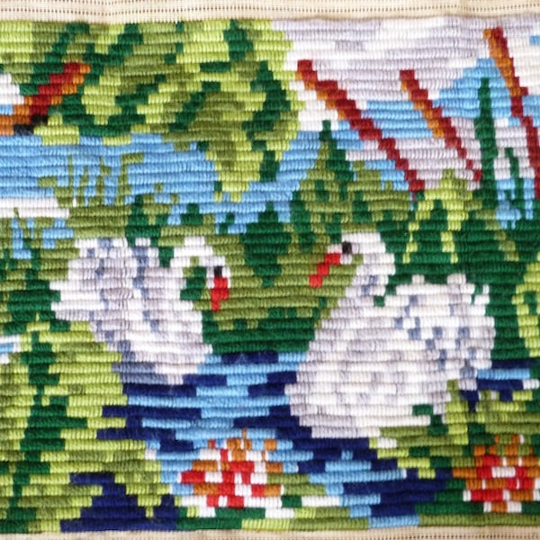 À la main broderie israélien vintage brodé photo cygnes belle grande tapisserie Gobelin tapisserie à l’aiguille au point Vintage Folk Art fil épais