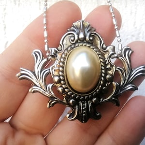 Vintage Halskette Brosche im viktorianischen Stil 1970s Vintage Halskette Brosche mit Kunstperle Eleganter Anhänger an Kette mit bezaubernden Details
