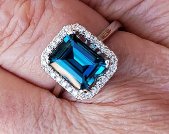 Anillo solitario de topacio azul Londres con diamantes, oro blanco de 14 k