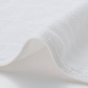 Puede incluir: Primer plano de una tela blanca, suave y texturizada. La tela está doblada, mostrando la textura y el tejido.