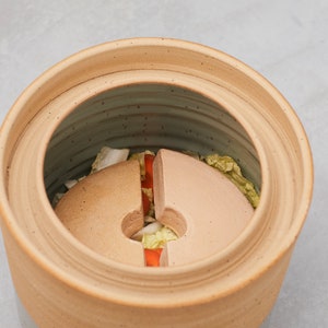 Fermentation crock water seal pot kimchi sauerkraut made in ceramic 2 liters yellow grey imagen 10