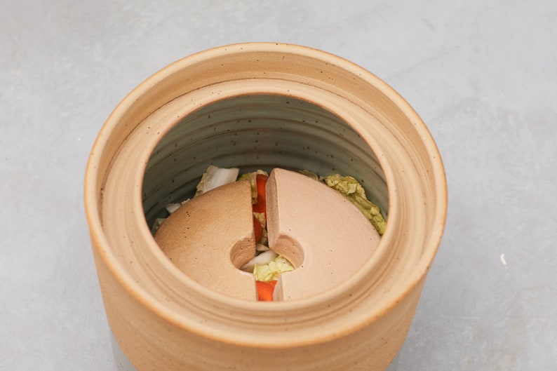 Fermentation crock water seal pot kimchi sauerkraut made in ceramic 2 liters yellow grey imagen 10