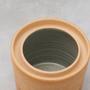 Fermentation crock water seal pot kimchi sauerkraut made in ceramic 2 liters yellow grey imagen 5