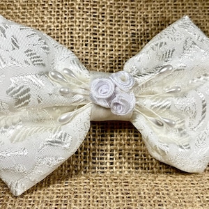 White embroidered fabric bow. White hair bow and bracelet set. Baptism hair bow, White hair clip for first communion. Cross white bracelet