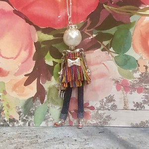 Französische Puppen Anhänger Halskette, Halskette für Puppen, Boho Beauty Doll, Hippie Chic, Fashion Bling, Regenbogen Fransen, Ellie&#39;s Belle: Andrea