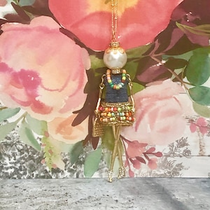 Französische Puppenanhänger, Frankreich Puppenkette, Perlenpuppe, Denim und Diamanten Puppenkette, Fashionista Puppe, Ellie&#39;s Belle: Narita