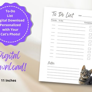 Puede incluir: Una lista de tareas pendientes blanca con líneas para prioridad, tareas y estado de finalización. El texto "To Do List" está en la parte superior. Se anuncia una descarga digital, personalizada con la foto de tu gato. Dimensiones: 21,6 x 27,9 cm.