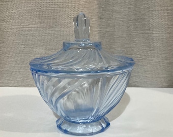 Vintage lichtblauwe kom van snoep/zoet glas in cabriopatroon met deksel van Cambridge Glass Company