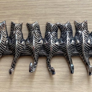 Vintage Cat Key Hook with 6 hooks, silver plated. Wall Mounted. Ideal for car keys, house keys, leads, jewellery.