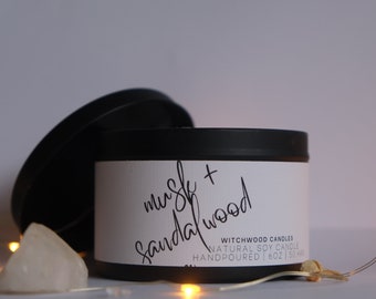 Vela de soja con aroma a sándalo y almizcle – Decorada con cristales y elementos botánicos, ideal para bodas.