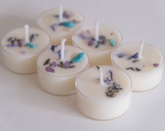 Velas de té de soja con lavanda y campanilla azul - velas decoradas con cristales y motivos botánicos - velas de té veganas para aromaterapia