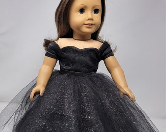 Black Rose est une robe faite main pour une poupée de 18 pouces telle qu'American Girl et d'autres.