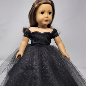 Black Rose es un vestido hecho a mano para una muñeca de 18 pulgadas.