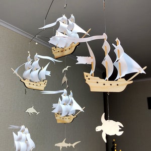5 Navi di legno con vele bianche come la neve e animali marini. Barche a vela e abitanti dei mari e degli oceani. Baby Mobile.