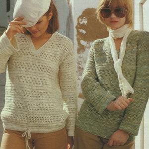 Puede incluir: Dos mujeres con suéteres de ganchillo. La mujer de la izquierda lleva un suéter de ganchillo blanco con un sombrero blanco y pantalones marrones. La mujer de la derecha lleva un suéter de ganchillo verde con una bufanda blanca y pantalones marrones.