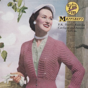 Puede incluir: Un cárdigan de punto rosa con cierre de botones y mangas largas. El cárdigan está estilizado con un sombrero blanco, un collar de perlas y guantes blancos. La imagen incluye el texto "Marriners D.K. Double Knitting Cardigan and Jumper 34-36 in."