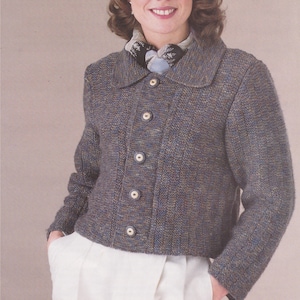 Peut inclure: Un cardigan en tricot bleu et brun à motif tweed, avec un col et une fermeture boutonnée. Le cardigan a un motif de tricot texturé et est court à la taille.