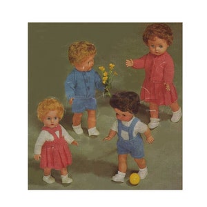 Pode incluir: Quatro bonecas vestidas com roupas de malha. Duas bonecas usam macacão azul e um suéter azul, uma boneca usa um vestido rosa e um suéter branco, e uma boneca usa um vestido rosa e um suéter branco. As bonecas estão brincando com uma bola amarela.