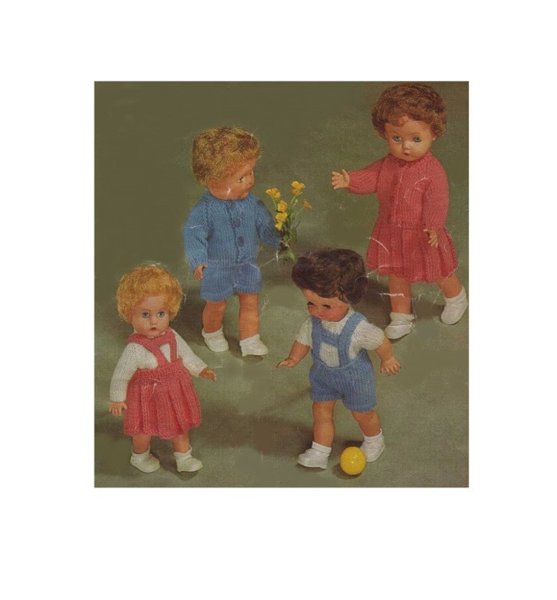 Op de afbeelding: Vier poppen gekleed in gebreide kleding. Twee poppen dragen een blauwe overall en een blauwe trui, &eacute;&eacute;n pop draagt een roze jurk en een witte trui, en &eacute;&eacute;n pop draagt een roze jurk en een witte trui. De poppen spelen met een gele bal.