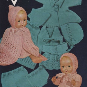 Puede incluir: Un patrón de tejido vintage para una layette de muñeca, que incluye un abrigo, un gorro y botines de punto rosa, y un abrigo, un gorro y botines de punto azul. El patrón es para una muñeca de 25 a 30 cm y requiere 85 gramos de lana para bebé.
