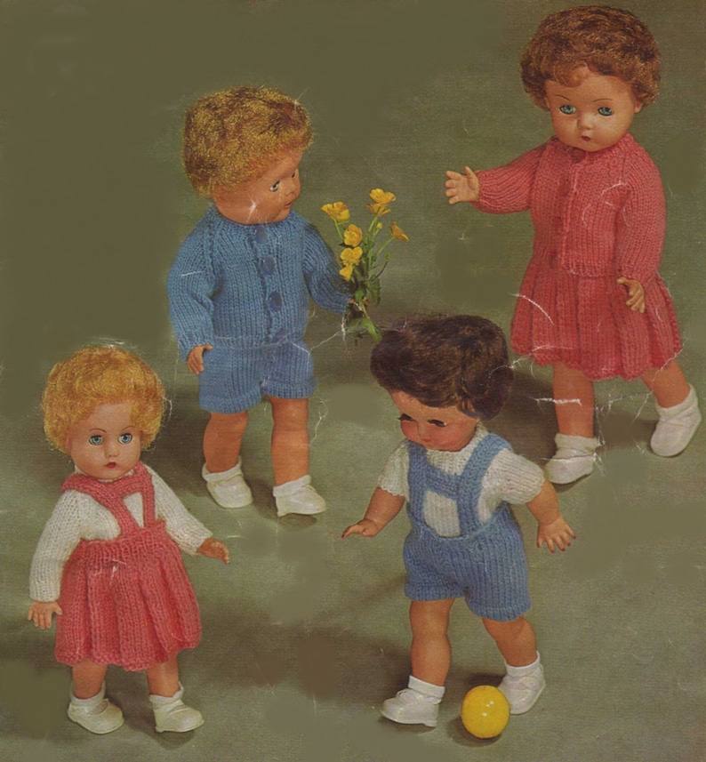 Op de afbeelding: Vier gebreide poppenoutfits in blauw, roze en wit. De outfits omvatten een blauwe jumpsuit, een roze jurk, een blauw-witte jumpsuit en een roze-witte jurk. De poppen houden bloemen en een gele bal vast.