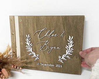 Modern houten bruiloftsgastenboek gepersonaliseerd in reliëf + olijfkrans