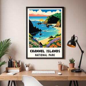 Puede incluir: Un p&oacute;ster de estilo vintage que presenta una vista panor&aacute;mica del Parque Nacional de las Islas Channel. El p&oacute;ster representa una puesta de sol colorida sobre una costa rocosa con una playa de arena y agua turquesa. El texto "CHANNEL ISLANDS NATIONAL PARK" est&aacute; impreso en negro en la parte inferior del p&oacute;ster.
