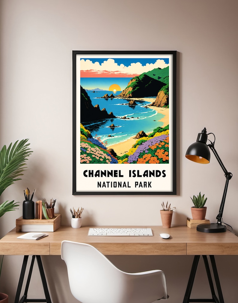 Puede incluir: Un p&oacute;ster de estilo vintage que presenta una vista panor&aacute;mica del Parque Nacional de las Islas Channel. El p&oacute;ster representa una puesta de sol colorida sobre una costa rocosa con una playa de arena y agua turquesa. El texto "CHANNEL ISLANDS NATIONAL PARK" est&aacute; impreso en negro en la parte inferior del p&oacute;ster.