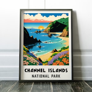 Puede incluir: Un p&oacute;ster de estilo vintage con una ilustraci&oacute;n colorida de una escena de playa con una puesta de sol sobre el oc&eacute;ano y una colina verde. El texto "Channel Islands National Park" est&aacute; impreso en negro en la parte inferior del p&oacute;ster.