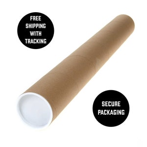 Puede incluir: Un tubo de cart&oacute;n marr&oacute;n con tapas blancas. El tubo se utiliza para enviar carteles o impresiones. El texto "FREE SHIPPING WITH TRACKING" est&aacute; en una pegatina circular negra en el lado izquierdo de la imagen. El texto "SECURE PACKAGING" est&aacute; en una pegatina circular negra en el lado derecho de la imagen.