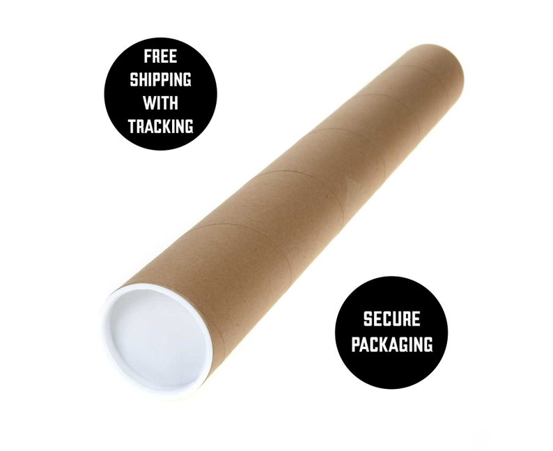 Puede incluir: Un tubo de cart&oacute;n marr&oacute;n con tapas blancas. El tubo se utiliza para enviar carteles o impresiones. El texto "FREE SHIPPING WITH TRACKING" est&aacute; en una pegatina circular negra en el lado izquierdo de la imagen. El texto "SECURE PACKAGING" est&aacute; en una pegatina circular negra en el lado derecho de la imagen.